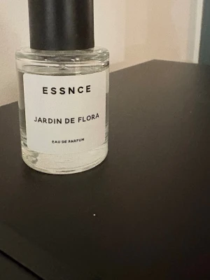 ESSNCE Jardin De Flora Eau de Parfum - Fräsch parfym från ESSNCE med namnet Jardin De Flora. Använd några få gånger. Nästan helt full. Passade inte mig tyvärr 