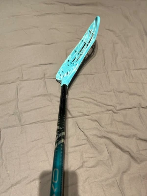 Blå innebandyklubba från Oxdog - Säljer en innebandyklubba från Oxdog med ett blått blad och svart/blått skaft. Greppet är lindat med vitt greppband för extra komfort. Perfekt för dig som vill ta ditt spel till nästa nivå på planen. Är helt ny men har gått av, funkar endå bara att den blir kortare. Den funkar helt perfekt, som vanligt är väldigt lätt. Höger vinkel men bladet är inte i toppform. Nypris 2200