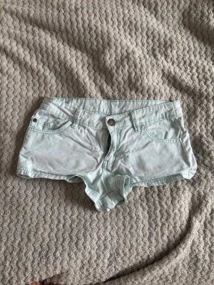 Jättesnygga shorts - Jättesnygga ljusblå/turkosa shorts. Midjemått är 35cm💗