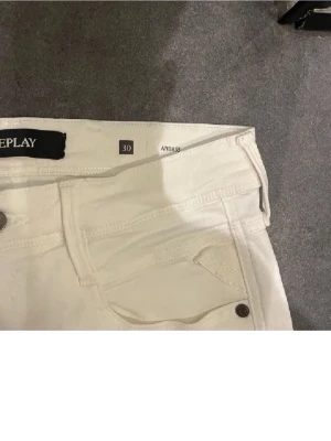 Vita slim fit jeans från Replay - Snygga vita jeans från Replay i modellen Anbass. Slim fit passform  bra till sommaren eller när som bra kvalitet