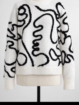 Vit stickad tröja med svart mönster - Säljer en jätte snygg vit stickad tröja med unikt svart mönster. Tröjan säljs då jag inte använder den längre. Den säljs inte längre på nätet🥰 