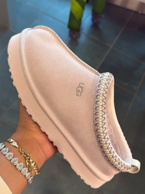 Ljusrosa UGG  - Trendiga UGG i ljusrosa💗helt nya i storlek 40 men passar även 39!! Spårbar&rekomenderad frakt ingår