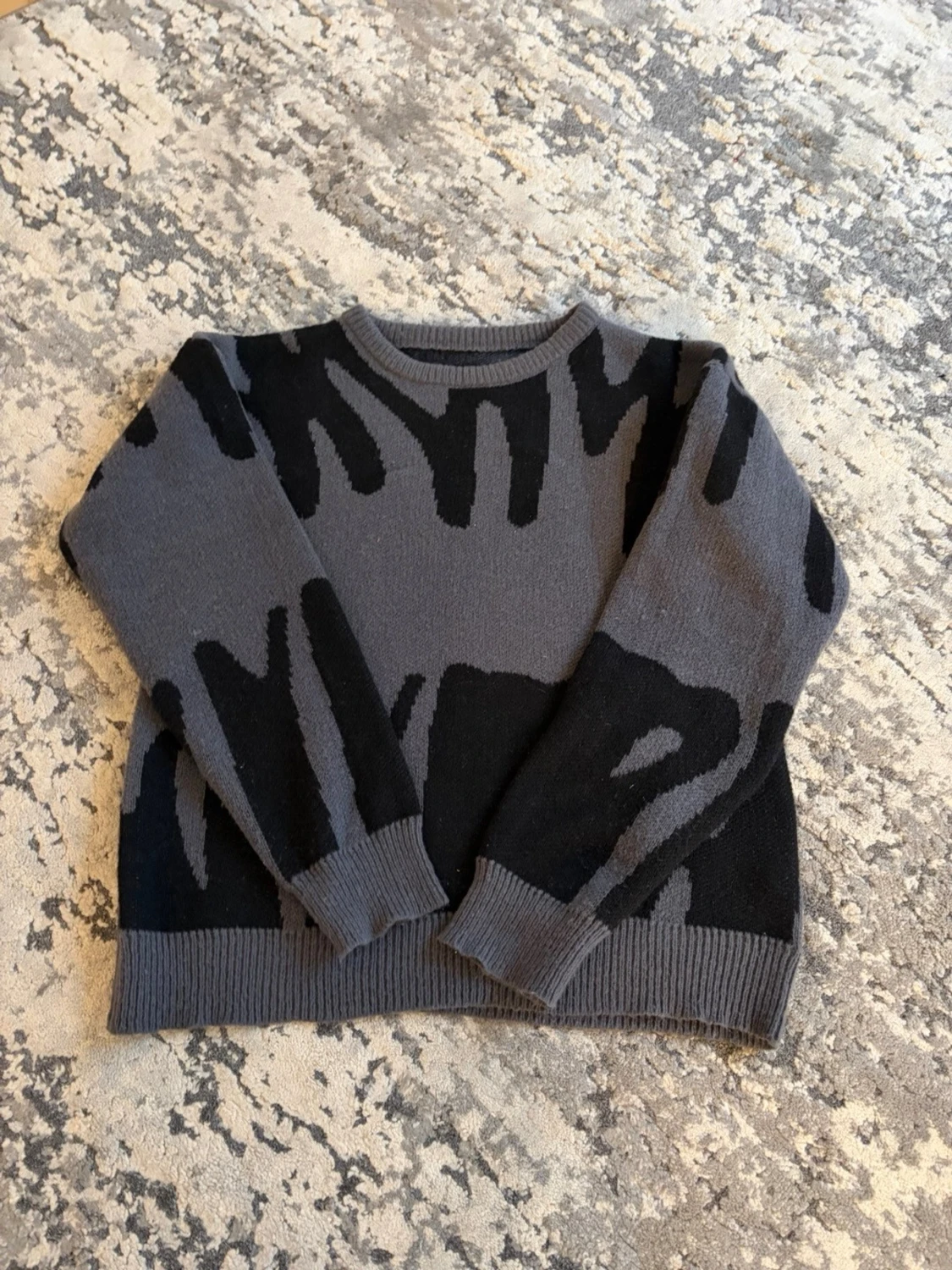 Grå stickad tröja med svart mönster