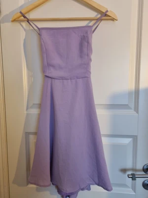 Open back miniklänning, sommarklänning  - Säljer denna fina miniklänning med open back i strl s. I mycket fint skick!