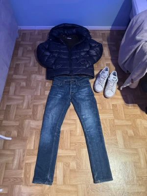 Nudie jeans  - Ett par nudie slim fit jeans i storlek 30/32. Lite slitningar fram på jeansen. Simpel bakfickdesign. Priset är inte hugget i sten. Skriv om du har några funderingar.