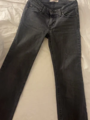 Mörkgrå slim jeans med klassisk look - Snygga mörkgrå jeans i slim fit med klassisk femficksmodell och bälteshällor. Jeansen har en enkel design utan synliga detaljer och passar perfekt till en avslappnad stil. Tillverkade i bomull med en skön stretch. de sitter bättre på än vad de ser ut. vid intresse närmare bilder på!‼️‼️‼️