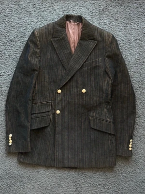 Dolce & Gabbana kavaj  - Vintage Dolce & Gabbana kavaj köpt i Italien 2019. Storlek 48 i en grå-brun färg. Archive piece, görs ej längre. Inga skambud men skicka prisförslag vid intresse. / John