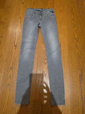 Gråa jeans från Replay  - Supersnygga Replay jeans, slim. Stl 166. 