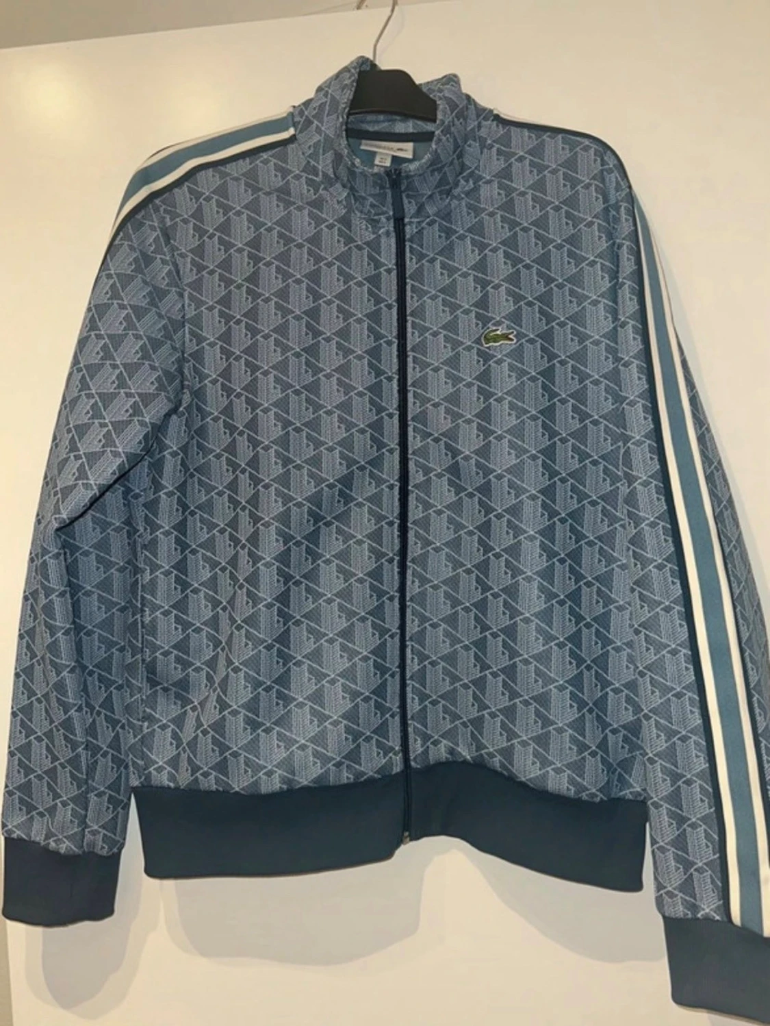 Blå mönstrad vindjacka och byxor från Lacoste 