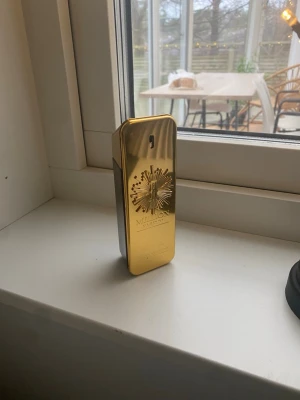1 Million Parfum 100ml - Snygg och lyxig parfymflaska i guld från Paco Rabanne. 1 Million Parfum, 100 ml. Perfekt för dig som vill sticka ut och addera lite extra stil till din doftsamling.