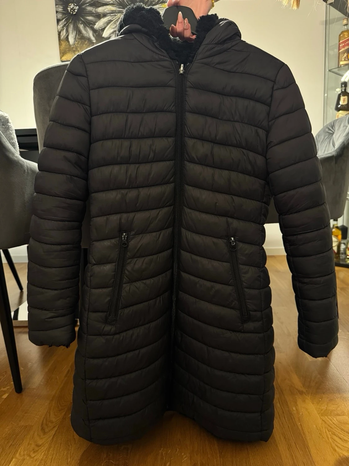 Svart lång dunjacka med huva