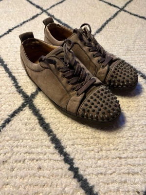 Christian Louboutin skor - Säljer dessa Christian Louboutin i storlek 42 , ganska slitna därav priset äkta förstås kom privat för fler frågor och funderingar