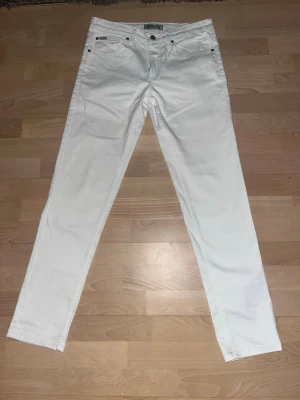 Vita slim fit jeans från Lindbergh - Snygga vita jeans från Lindbergh med slim passform. Aldrig använt, 10/10 skick