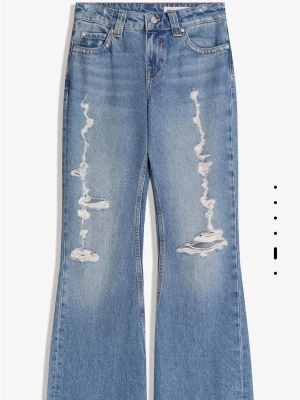 Blå jeans  - Ett par baggy flare jeans med revor. Helt nya och endast testade!💕