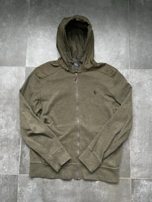 Ralph lauren cardigan/vindjacka  - Tjena, säljer nu denna riktigt snygga och populära Ralph lauren pullover jackan/vindjackan, den är i fint skick utöver små fläckar på vissa ställen, färgen är mörkgrön, hör av er vid frågor och funderingar🙌🤝 