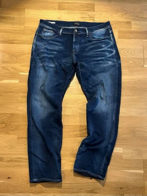 Jack & Jones - Jeans  - Snygga JJ jeans, fin tvätt | Modell: Comfort Fit / Mike | Storlek: Oklart, står 40/34 men jag skulle lita mer på måtten, midja sida till sida 52 cm och ytterbenlängd 109 cm | Skick: Mycket bra | Skriv gärna vid frågor |