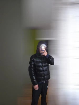 Svart pufferjacka från Moncler - Snygg svart pufferjacka med glansig finish. Länken funkar och den är knappt använd. Jag svarar gärna på era frågor och kolla in profilen för fler feta kläder. 