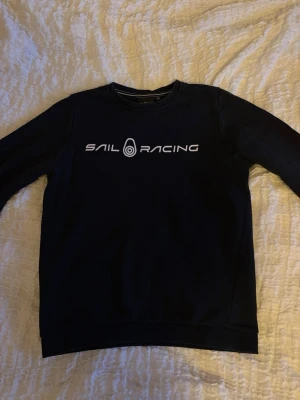 Tröja - Säljer den här jätte snygga oanvända sail racing tröjan i storlek 160 men är som en S och XS😊