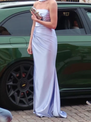 Blå långklänning  - Super fin klänning från dressroom som inte går att få tag i då den är specialsydd i färgen isblå. Passar perfekt som balklänning/brudtärneklänning/galaklänning. Jag är 168cm lång och klänningen släpar i marken även i klackar på mig. Brukar vanligtvis ha storlek 34/36. Endast använd 1 gång. Nypris: 4499 