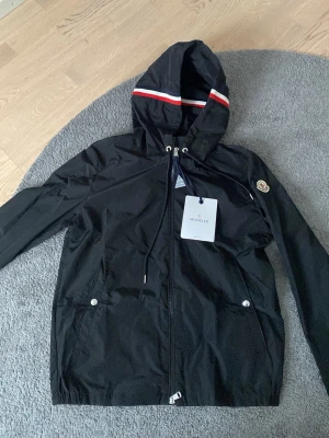 Svart Moncler Vindjacka - Moncler Windbreaker. Storlek 1 (Motsvarar S). NFC scan fungerar. Fråga gärna för fler bilder eller funderingar.