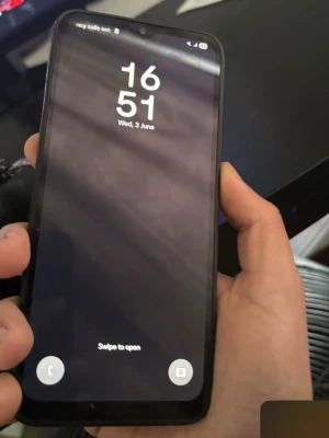 Samsung Galaxy svart Android-telefon - Snygg svart Samsung Galaxy med stor skärm och tre kameror på baksidan. Telefonen har rundade hörn och en stilren design i plastmaterial. Perfekt för dig som vill ha en pålitlig Android-mobil med bra kamera och modern look.