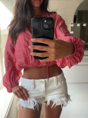 Rosa croppad blus med snörning - Rosa blus som är helt oanvänd🍋🥥🥥