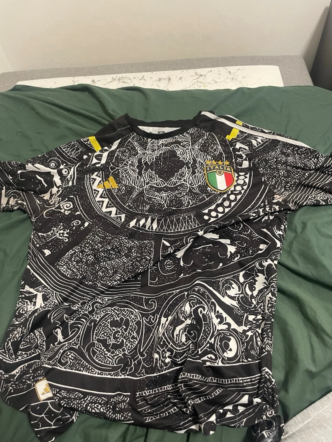 Svartvit Adidas tröja med Italien-emblem