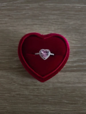 Silverfärgad ring med hjärtformad rosa sten - ring i storlek 16,5mm, silverfärgad. 