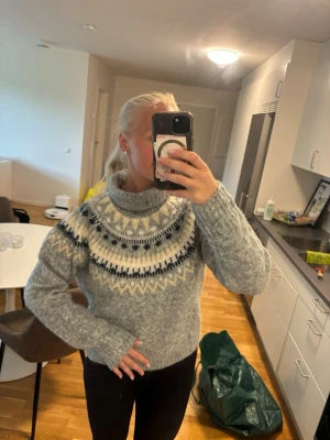 Stickad tröja från H&M - Fint stickad tröja med polokrage som aldrig kommer till användning!