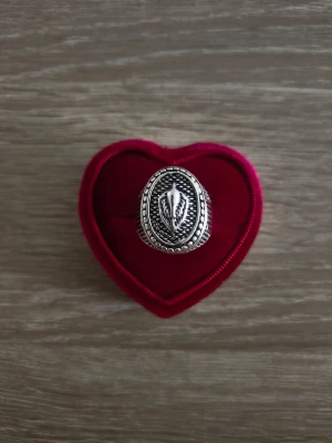 Silverfärgad ring med motiv - ring i storlek 20,6mm, silverfärgad. 