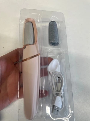 Elektrisk fotfil med USB-laddning - Elektrisk fotfil i ljusrosa plast med silverdetaljer. Inkluderar utbytbar sliprulle, USB-laddningskabel och rengöringsborste. Perfekt för att ta bort förhårdnader och hålla fötterna mjuka. Smidig och ergonomisk design för enkel användning.