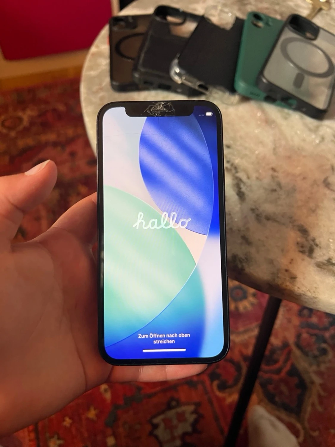 Svart iPhone 12 mini med flera skal - 1