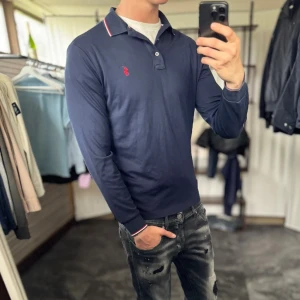 Ralph lauren tröja - Mycket fint skick, inga defekter. Nypris ca 1500kr. Passar dig som är 175-185cm ungefär. Modellen är 185 cm, 75 kg. Skriv för mer information!🤝