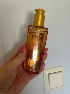 L'Oréal Elvital Extraordinary Oil - L'Oréal Elvital Extraordinary Oil är en hårolja i en genomskinlig, rektangulär plastflaska med guldfärgad pump. Oljan är gyllene och flaskan rymmer 100 ml. Perfekt för att ge glans och näring till håret. Passar alla hårtyper och är enkel att använda. Endast testad fåtal gånger. 