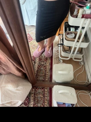 Svart kjol  - Säljer denna svarta kjol som passar mig som har S i storlek. Lappen var bortklippt när jag köpte den på plick så vet inte vart den är ifrån men den är så härlig i materialet🤗🍓