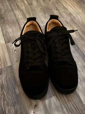 Svarta sneakers Louboutin - Nya Loubs aldrig använda. Skriv om ni undrar eller vill ha mera bilder. Box kommer inte med för de är köpta från kompis men jag känner inte jag vill ha dom längre. Priset går att diskuteras.