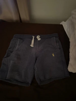 SHORTS  - Jag säljer 2 st sköna shorts nu till sommaren 