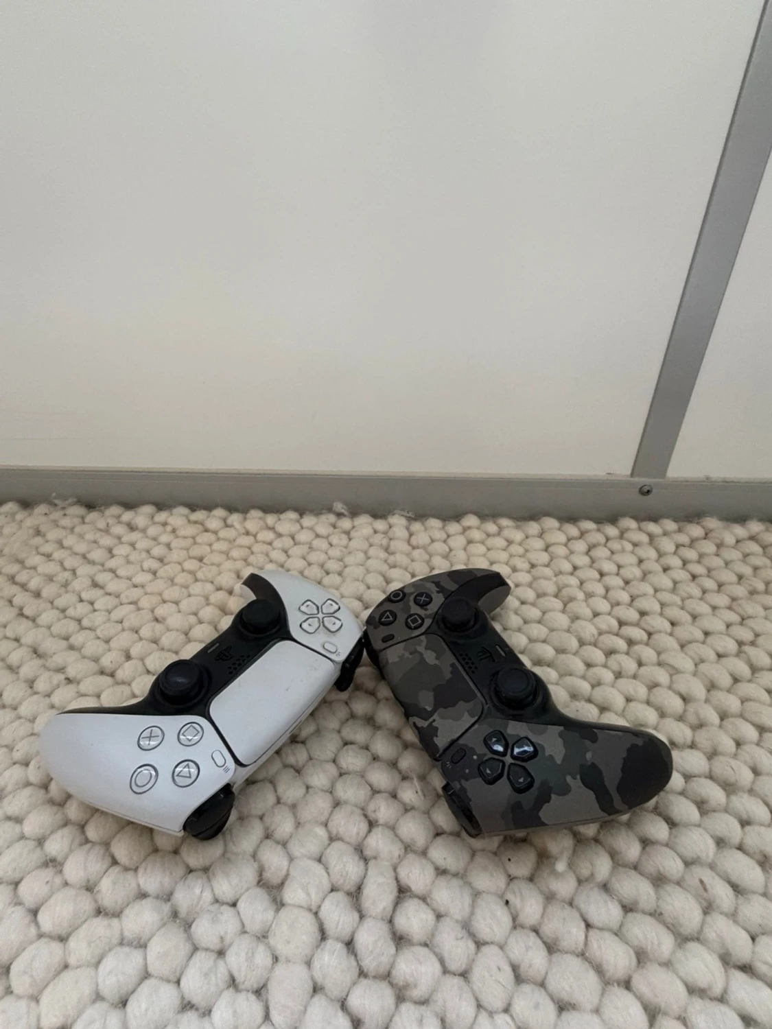 Stick drift fråga om du inte vet vad de ärPS5 DualSense handkontroller svart & vit - 1