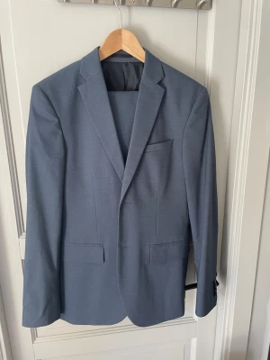 Kostym slim fit  - Är du ute efter en kostym i sista minuten till s tudenten eller skolavslutningen så har du hittat rätt! Denna kostym är i passformen slim fit och använd endast en gång ✅ skick 10/10, kavaj och byxa i samma storlek (46)!