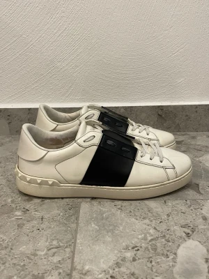 Valentino Open - Valentino Open || Storlek 42 || Skorna är i okej skick , däremot förekommer slitage på insida häl (se bild 3) || Tveka inte på att höra av dig vid frågor eller funderingar 