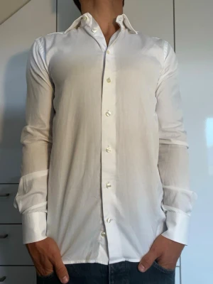 Vit skjorta från Eton - Vit skjorta från Eton i 100% bomull. Strl 37/ S. Den högra kragen är lite sliten (se bild 4) Modellen är 178 cm och väger 77 kg. Hör gärna av dig vid frågor!