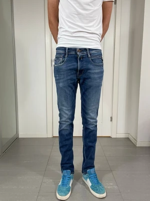 Replay Anbass Jeans  - Säljer nu dessa Replay Anbass Jeans, W32 o L32 med mått ca 39 o 104 cm. skriv för fler bilder/frågor🙌🏼