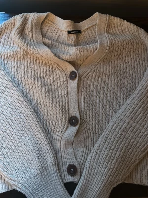 Beige kofta från Gina Tricot - Snygg beige stickad kofta från Gina Tricot 🥰🥰