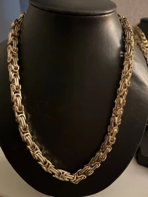 Tung guldlänk halsband - Snyggt halsband med kraftig guldlänk i metall. Länkarna har en chunky design som ger ett statement-utseende och passar perfekt för dig som vill sticka ut. Halsbandet har en glänsande finish och känns riktigt trendigt och modernt.