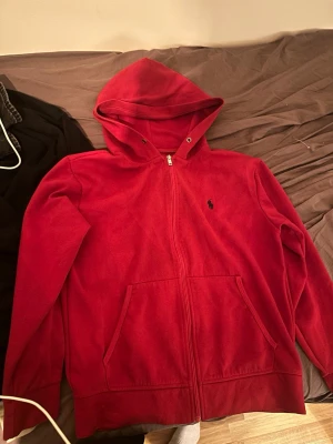 Röd hoodie från Polo Ralph Lauren - Bra skick Bra pris