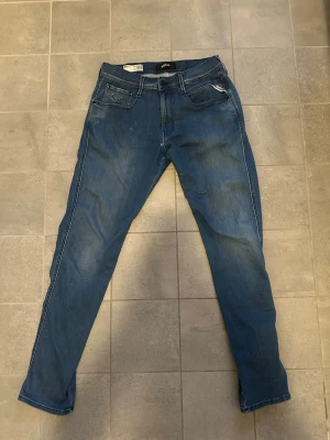 Blå slim fit jeans från Replay - Replay anbass Slim fit.
