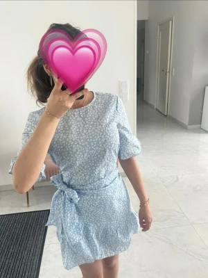 Ljusblå klänning från vero Moda  - Söt ljusblå klänning från Vero Moda. Perfekt för sommarens alla tillfällen. Klänningen har används max 3 gånger då jag tyckt att den inte passar mig riktigt. Storlek XS, men passar S då den är lite lite stor i storlek. Köpte den för 500kr och är villig att sälja denna för 300. Pris kan diskuteras vid snabb affär. Tvättas såklart innan jag skickar den! 💗