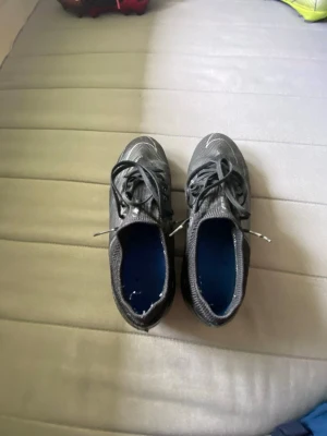 Nike mercurial Vapor 15 pro FG - Säljer ett par svarta Nike fotbollsskor med vita detaljer och blå innersula. Skorna har snörning och slitstark ovandel i syntetmaterial samt fasta dobbar för spel på gräs. Snygg och modern design som passar perfekt till match eller träning.