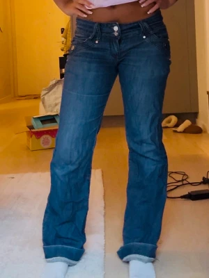 lågmidjade jeans - snygga bootcut lågmidjade jeans köpta på plick💕 jag är 160