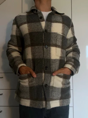 Rutig overshirt  - Overshirt från Mango i en polyester och ull blandning. Strl S men sitter mer som L. Inga defekter. Modellen är 178 cm och väger 77 kg. Hör gärna av dig vid frågor!